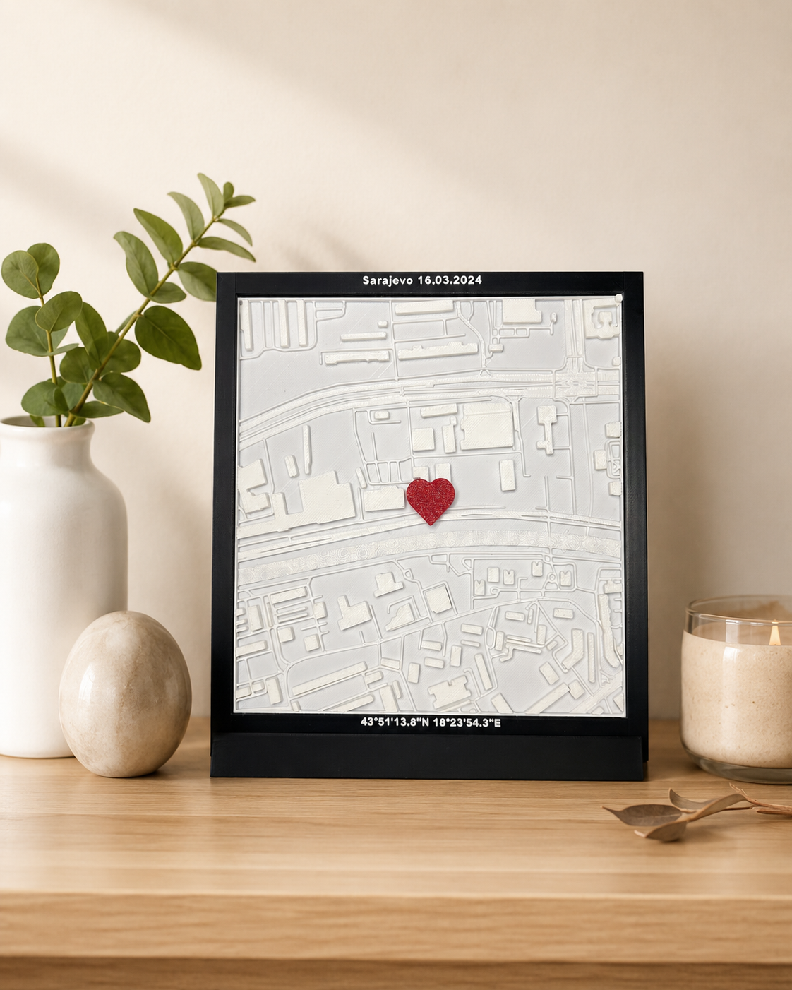 3D mapa Sarajeva u ambijentu sa biljkom i svijećom